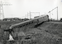 807652 Afbeelding van het ontspoorde diesel-electrische treinstel nr. 153 (DE 3, serie 141-171) van de N.S. na een ...